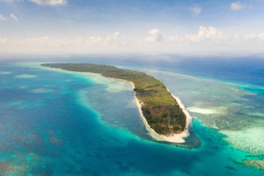 Kumlu plajile Canabungan Adası. Büyük mercan adası, havadan görünümü üzerinde beyaz plaj ile Tropikal ada.