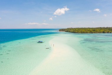 Mansalangan sandbar, Balabac, Palawan, Filipinler. Turkuaz lagünler ile tropikal adalar, yukarıdan görünümü.