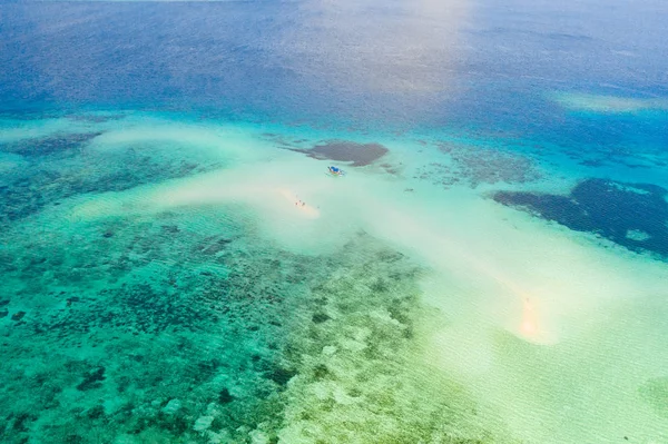 ターコイズブルーの水と砂の浅瀬を持つサンゴ礁。美しいラグーンを持つ大きな環礁。観光客は暖かい海水でリラックス. — ストック写真