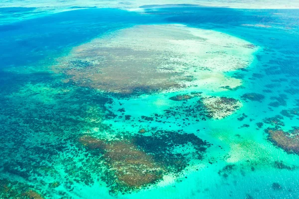 熱帯海のサンゴ礁と環礁、トップビュー。海面. — ストック写真