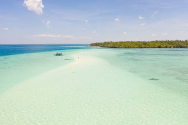 Mansalangan sandbar, Balabac, Palawan, Filipinler. Turkuaz lagünler ile tropikal adalar, yukarıdan görünümü.