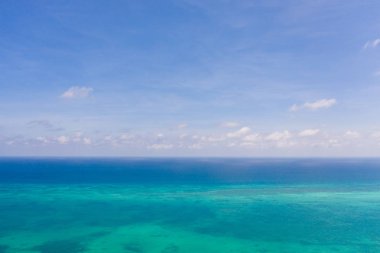 Tropikal denizde mercan resifleri ve mercan adaları, üst görünümü.