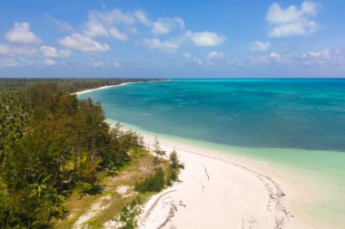 Büyük tropik ada beyaz kumlu plaj, yukarıdan görünümü. Seascape, Filipin Adaları doğası.