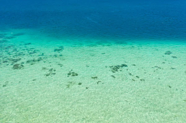 Korallzátonyok és Atoll a trópusi tenger, felülnézet. Tenger felszíne. — Stock Fotó