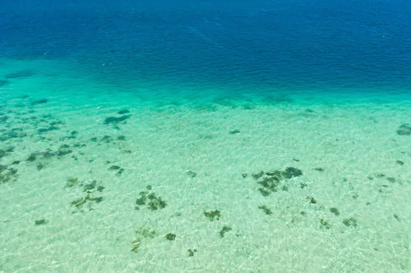 Korallzátonyok és Atoll a trópusi tenger, felülnézet. Tenger felszíne. — Stock Fotó