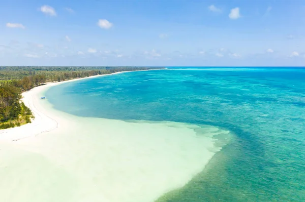 Groot tropisch eiland wit zandstrand, uitzicht van bovenaf. Zeegezicht, de natuur van de Filipijnse eilanden. — Stockfoto