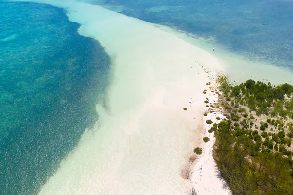 Nagy trópusi sziget fehér homokos strand, Kilátás felülről. Seascape, jellege a Fülöp-szigetek. — Stock Fotó