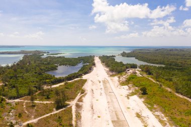 Tropik bir adada pist, yukarıdan bakın. Balabac, Palawan, Filipinler.