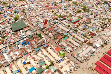 Manila'daki fakir bölgelerin sokakları. Evlerin çatıları ve büyük şehirdeki insanların hayatı. Manila yoksul ilçeler, yukarıdan görünümü.
