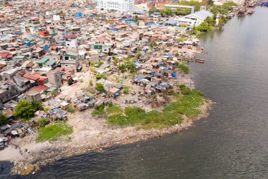 Manila gecekondu, bir üst görünümü. Evsel atıklar tarafından deniz kirliliği.