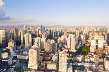 Manila şehri, Filipinler'in başkenti. Sabahları modern metropol, en iyi manzara. Şehir merkezindeki modern binalar.