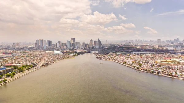 Paisaje urbano Manila. Zonas residenciales y centro de negocios en la ciudad, vista superior. Gran ciudad portuaria . — Foto de Stock