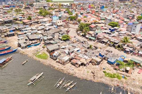 Favelas em Manila, uma vista superior. Casas de pobres e barcos em áreas pobres. Poluição do mar pelos resíduos domésticos . — Fotografia de Stock