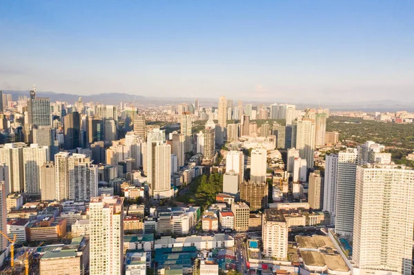 A cidade de Manila, a capital das Filipinas. Metrópole moderna pela manhã, vista superior. Edifícios modernos no centro da cidade . — Fotografia de Stock
