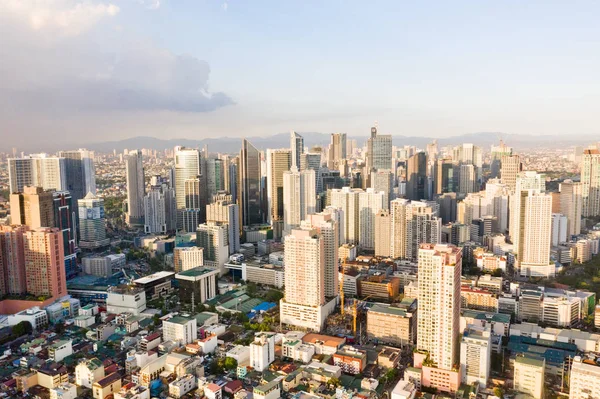 菲律宾首都马尼拉市。现代大都市在早晨，顶视。市中心的现代建筑. — 图库照片
