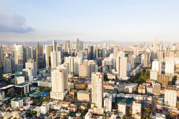 A cidade de Manila, a capital das Filipinas. Metrópole moderna pela manhã, vista superior. Edifícios modernos no centro da cidade . — Fotografia de Stock