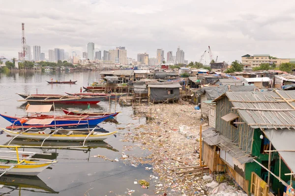 Barrios de Manila en el fondo de una gran ciudad. Casas y barcos de los pobres habitantes de Manila . — Foto de Stock