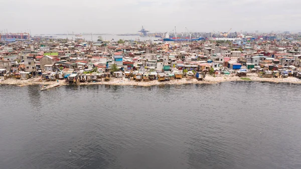 Favelas em Manila, perto do porto. Casas de habitantes pobres . — Fotografia de Stock