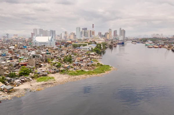 El paisaje urbano de Manila, con barrios marginales y rascacielos. Puerto marítimo y zonas residenciales. El contraste de las zonas pobres y ricas . — Foto de Stock