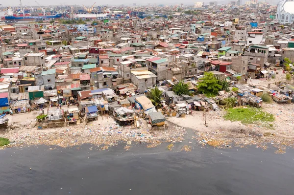 Favelas em Manila, uma vista superior. Poluição do mar pelos resíduos domésticos . — Fotografia de Stock