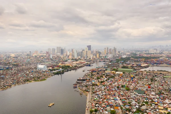 Paisaje urbano Manila. Zonas residenciales y centro de negocios en la ciudad, vista superior. Gran ciudad portuaria. Estratos sociales contrastantes . — Foto de Stock
