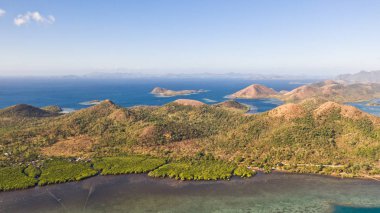 Adalar ile deniz manzarası. Mavi deniz ve büyük adalar. Ormanlık büyük ada.