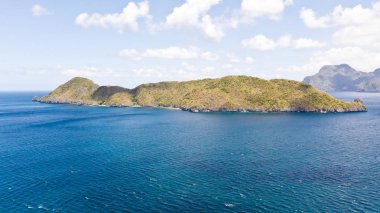 Adalar ile deniz manzarası. Mavi deniz ve büyük adalar. Ormanlık büyük ada.