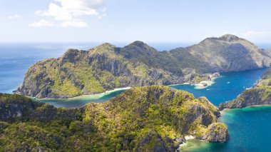 Tropik adalar ile deniz manzarası. Beyaz plajları ile Rocky adaları.