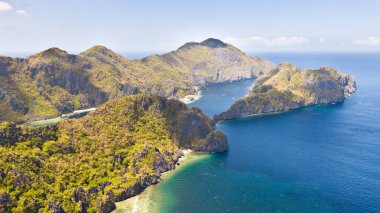Tropik adalar ile deniz manzarası. Beyaz plajları ile Rocky adaları.