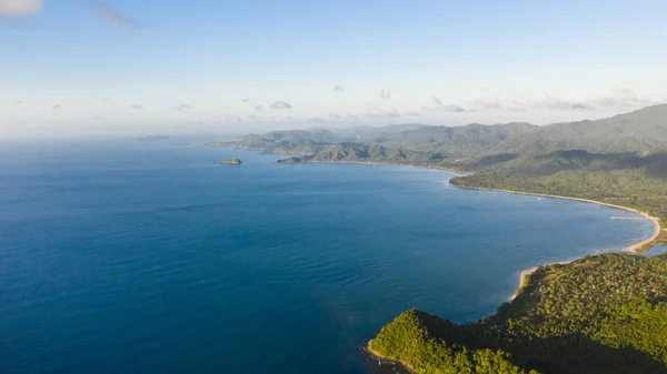 Seascape com ilhas. Mar azul e grandes ilhas. Grande ilha com floresta . — Fotografia de Stock