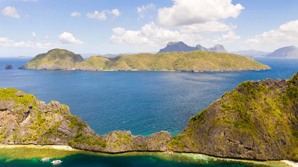 Tropik adalar ile deniz manzarası. Beyaz plajları ile Rocky adaları. — Stok fotoğraf