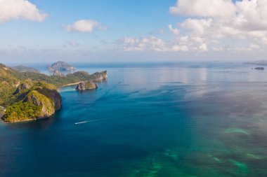 Seascape, yukarıdan bakın. Yağmur ormanları ile kaplı kayalık adalar.
