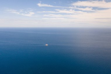 Seascape, yukarıdan bakın. Bulutlarla mavi deniz ve gökyüzü.