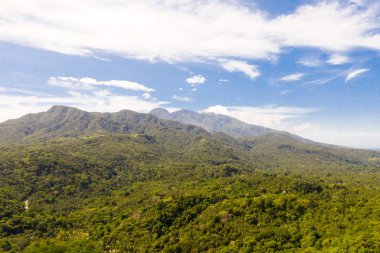 Camiguin adasında dağ manzarası, Filipinler. Volkanlar ve orman. Hibok-Hibok Yanardağı
