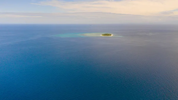 Paesaggio marino con una piccola isola in lontananza.Isola tropicale Mantigue, Filippine . — Foto Stock