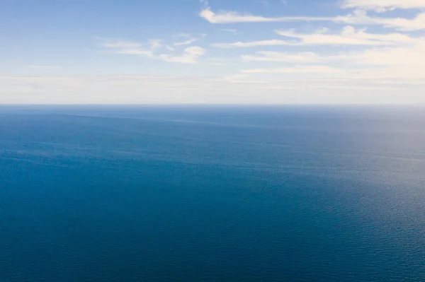 海景、上からの眺め。青い海と雲の空. — ストック写真