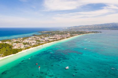 Boracay adasında beyaz plaj, Filipinler, üst görünümü.