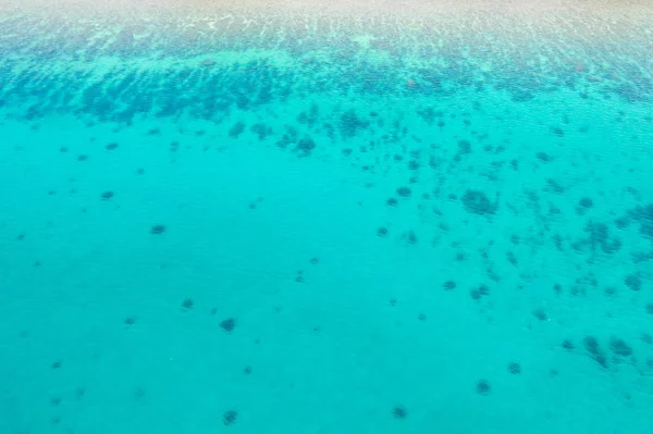 Detalhes do mar tropical, água azul à luz do dia . — Fotografia de Stock