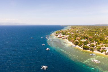 Cebu adasının sahili, Moalboal, Filipinler, en iyi manzara.