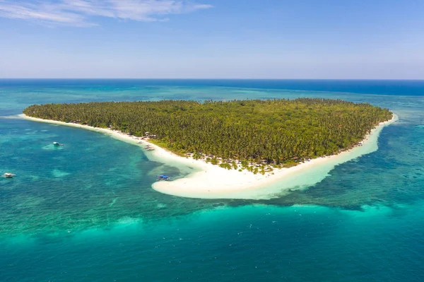 Ostrov patongong, Palawan, Filipíny. Tropický ostrov s palmovým lesem a bílým pískem. Atatoll se zeleným ostrovem. — Stock fotografie