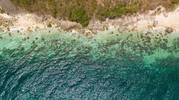 岩の多いビーチ、トップビューの海岸. — ストック写真