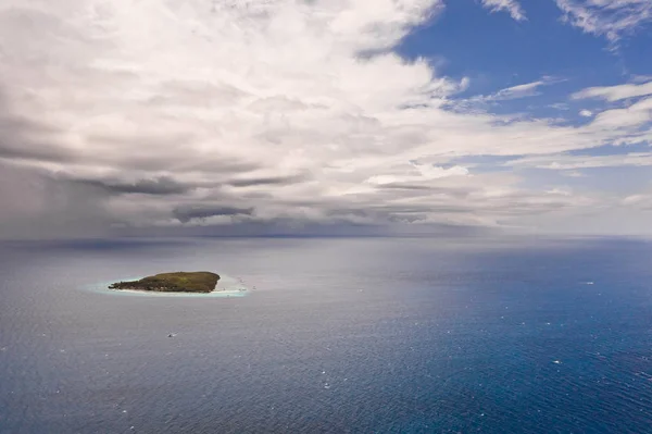 Açık denizde tropik bir ada. Sumilon Adası, Filipinler