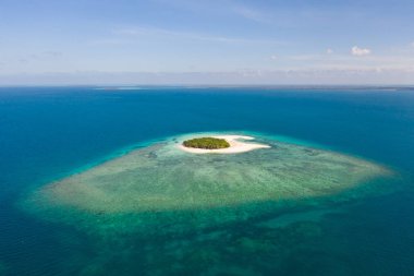 Patawan adası. Beyaz kumlu plaj ile küçük tropikal ada. Mercan adasında güzel bir ada, yukarıdan görünümü.