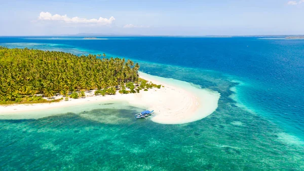 Isla tropical de arena blanca con cocoteros. Barco con turistas en una hermosa playa, vista aérea . — Foto de Stock