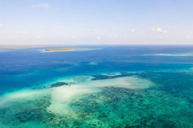 Mansalangan sandbar, Balabac, Palawan, Filipinler. Sığ sularda tekne ve turistler.