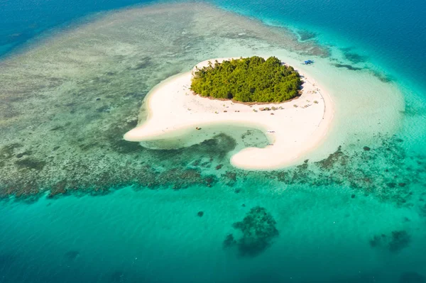 Patawan Island. Malý tropický ostrov s bílou písečnou pláží. Krásný ostrov na atonu, pohled shora. — Stock fotografie