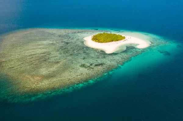 パタワン島白い砂浜のある小さな熱帯の島。環礁の美しい島、上から見る. — ストック写真