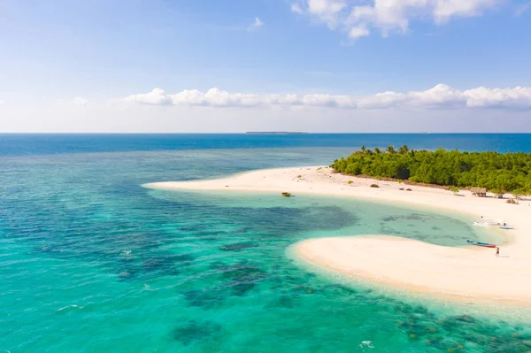 Isla Patawan. Pequeña isla tropical con playa de arena blanca. Hermosa isla en el atolón, vista desde arriba . — Foto de Stock