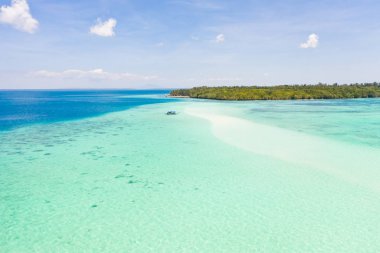 Mansalangan sandbar, Balabac, Palawan, Filipinler. Sığ sularda tekne ve turistler.