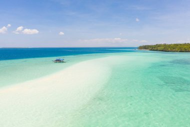 Mansalangan sandbar, Balabac, Palawan, Filipinler. Sığ sularda tekne ve turistler.